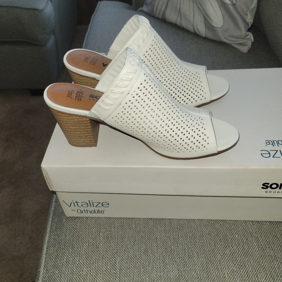 Brand new with tags white slip ons sz 8 - Picture 3 of 5